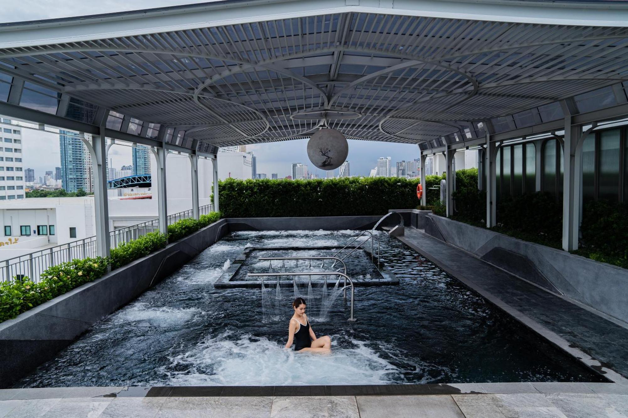 The Salil Hotel Riverside Bangkok Banguecoque Exterior foto The rooftop pool at The Standard, Bangkok Sukhumvit