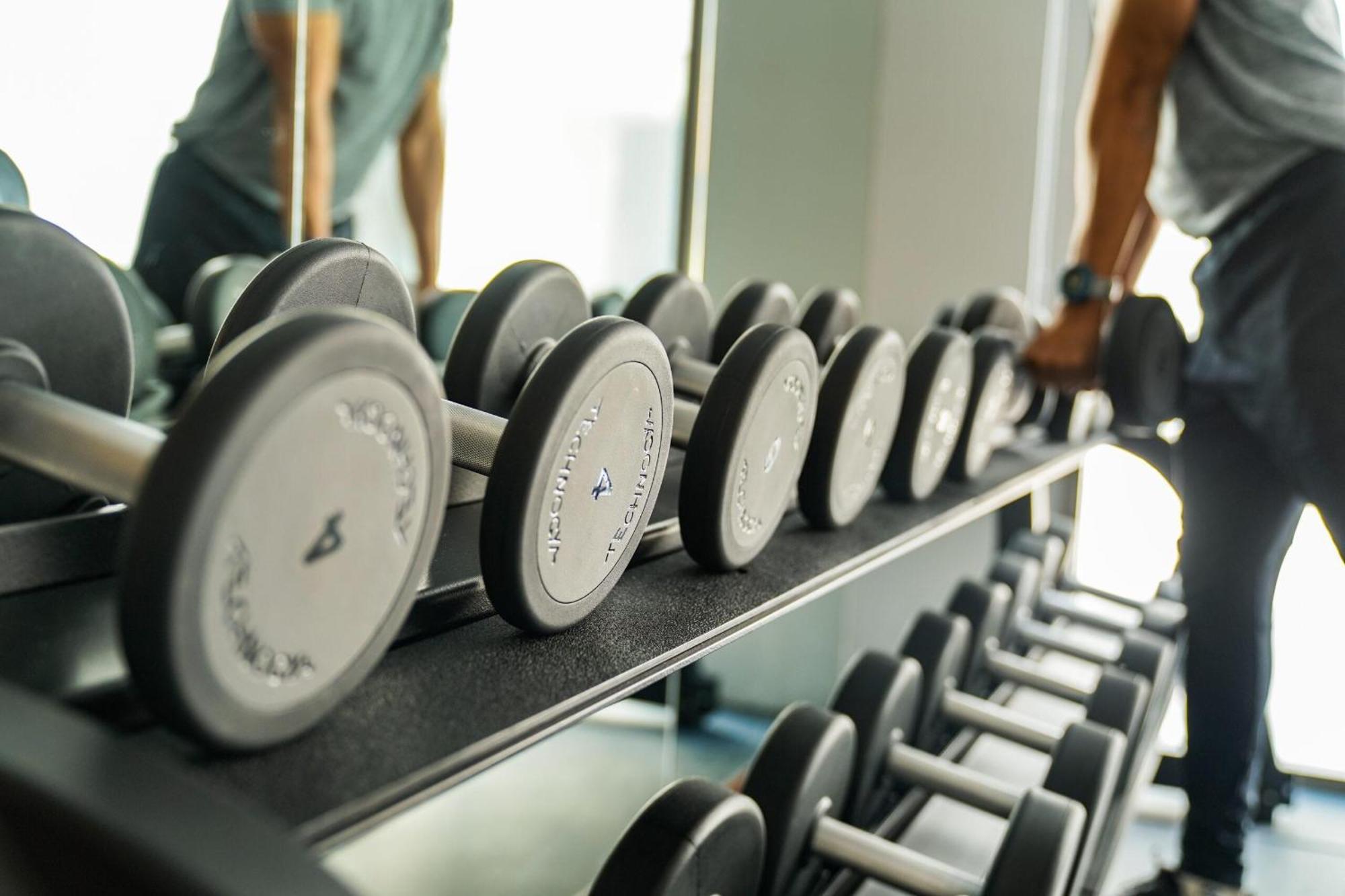 The Salil Hotel Riverside Bangkok Banguecoque Exterior foto Dumbbells on a rack