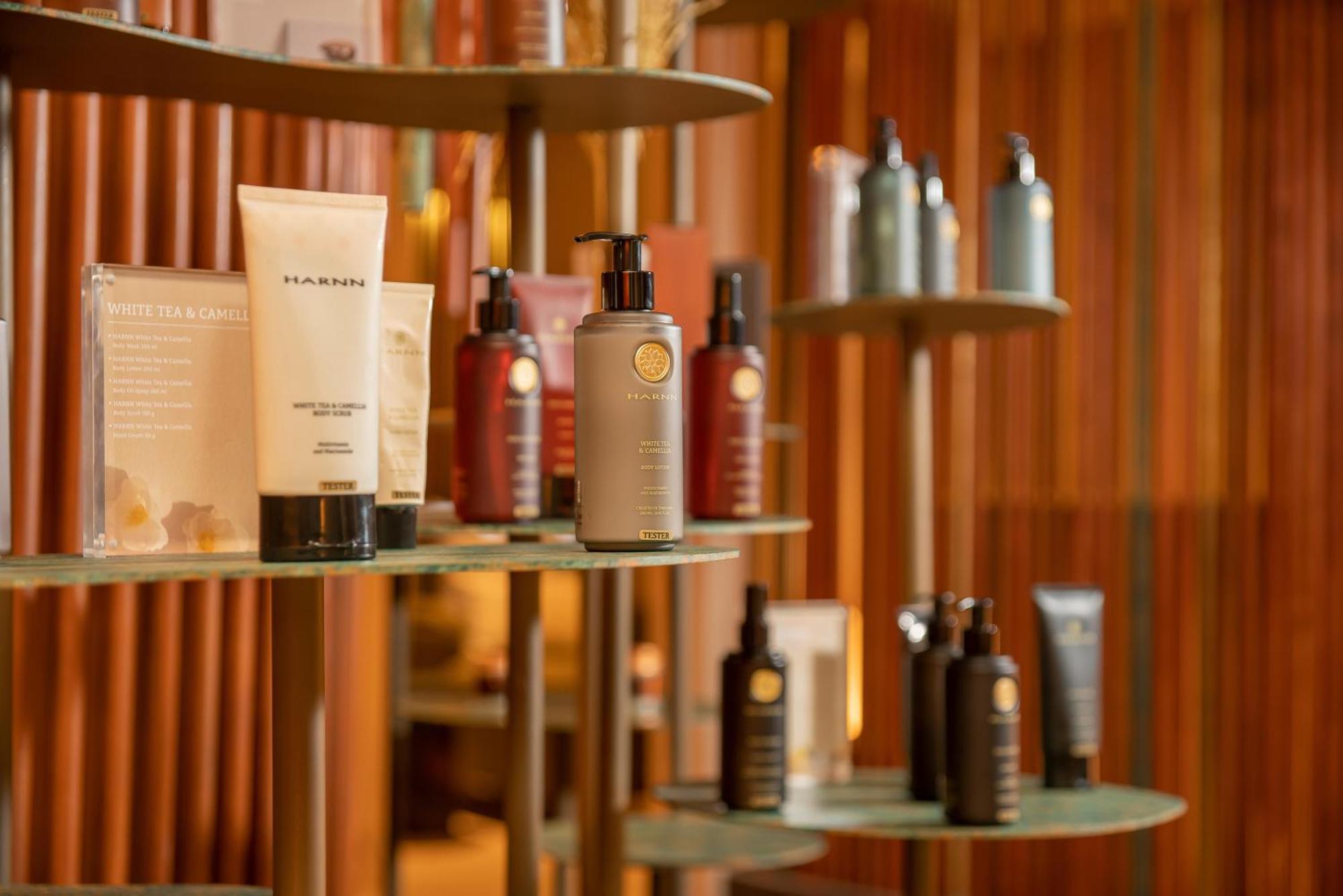 The Salil Hotel Riverside Bangkok Banguecoque Exterior foto Products at the spa