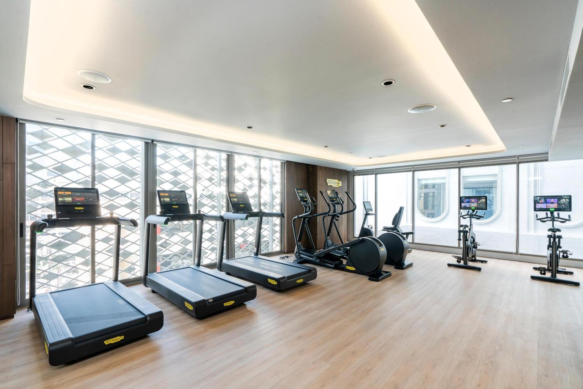 The Salil Hotel Riverside Bangkok Banguecoque Exterior foto The gym at the hotel