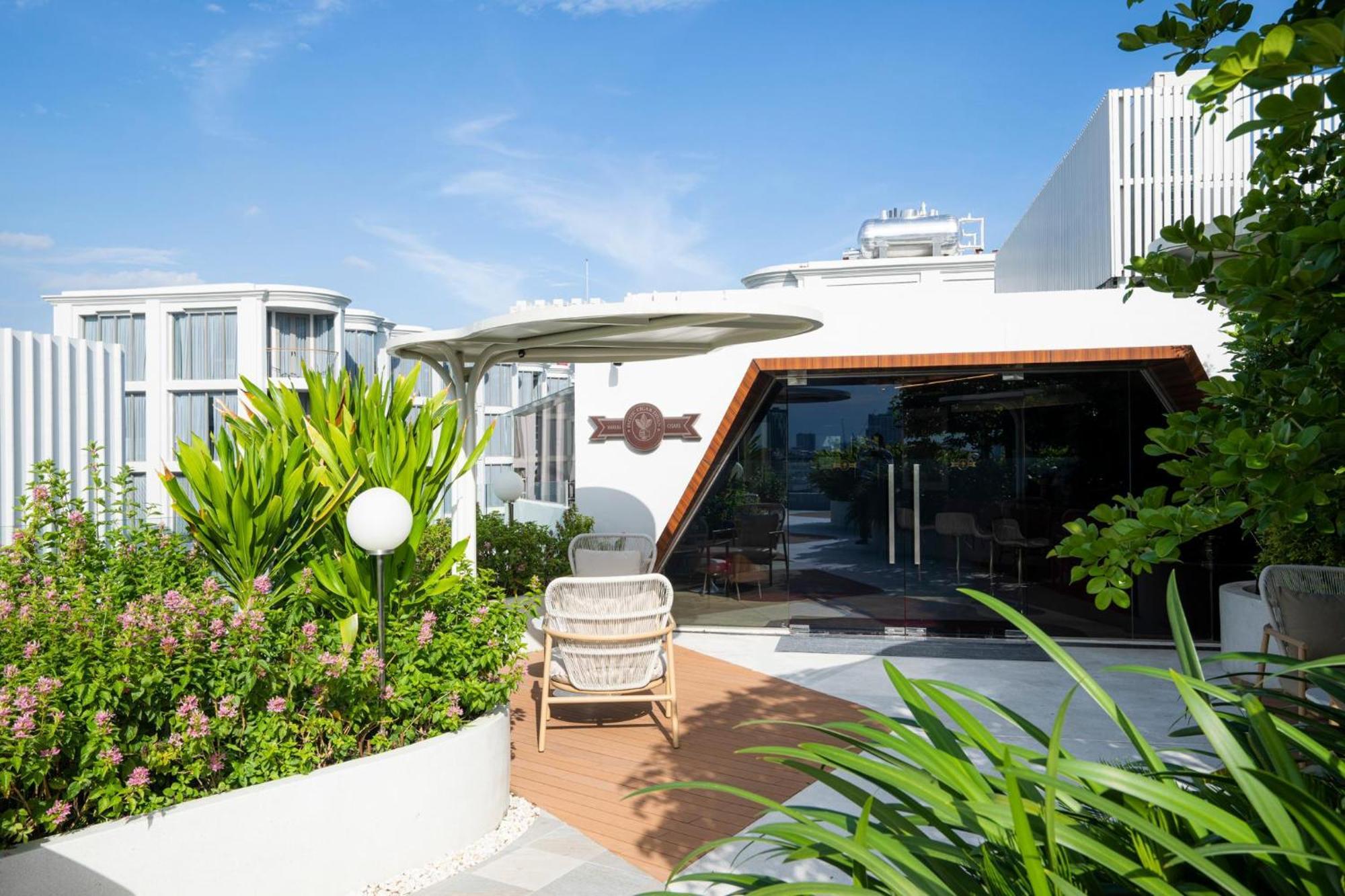 The Salil Hotel Riverside Bangkok Banguecoque Exterior foto The Deck