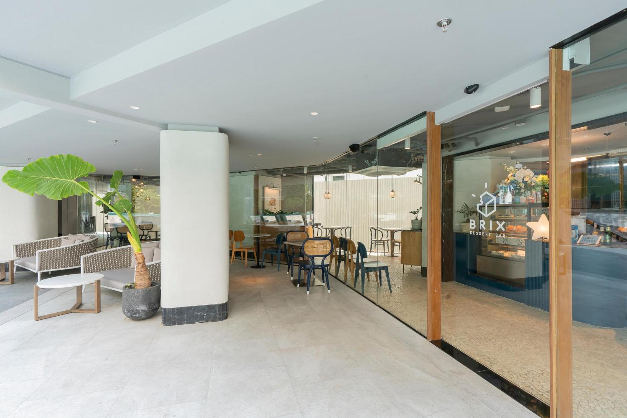 The Salil Hotel Riverside Bangkok Banguecoque Exterior foto The lobby of the hotel