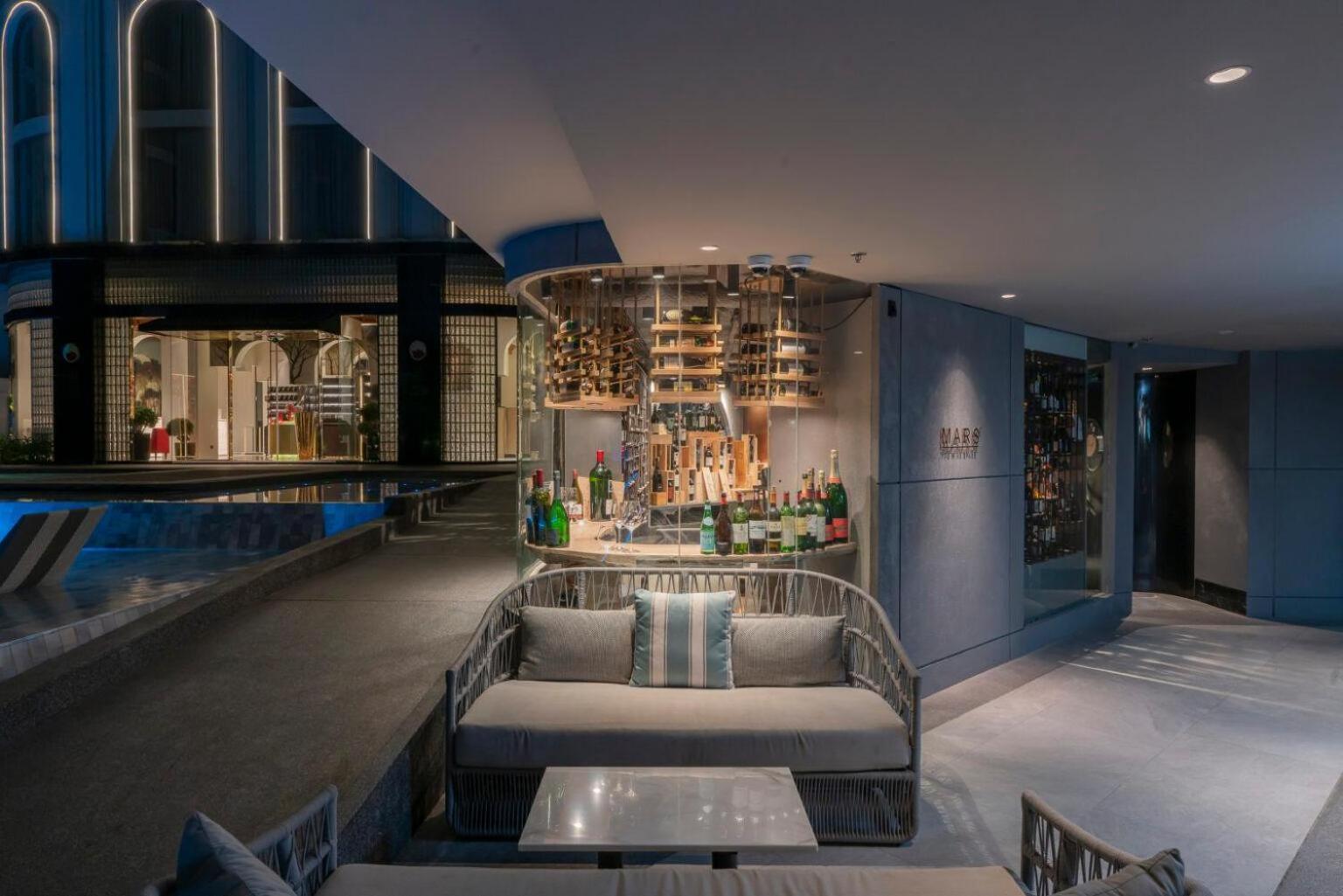 The Salil Hotel Riverside Bangkok Banguecoque Exterior foto The bar at the 101 bar