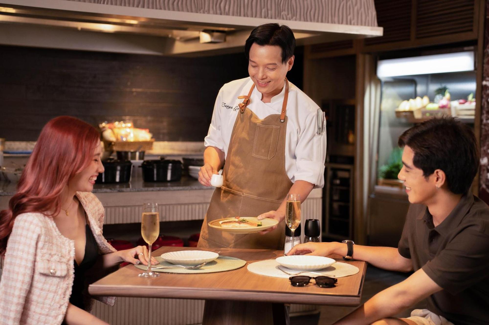 The Salil Hotel Riverside Bangkok Banguecoque Exterior foto Chef preparing food for guests