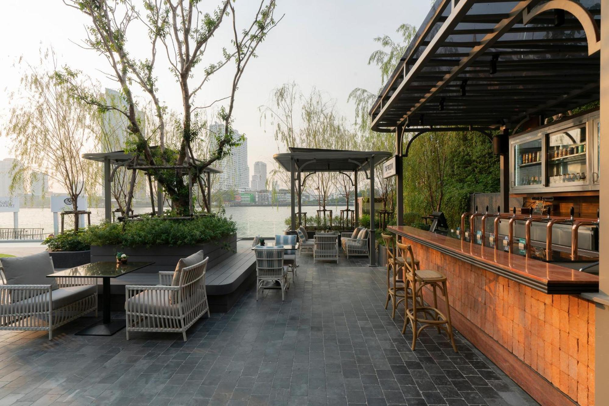 The Salil Hotel Riverside Bangkok Banguecoque Exterior foto The bar at the rooftop of the hotel