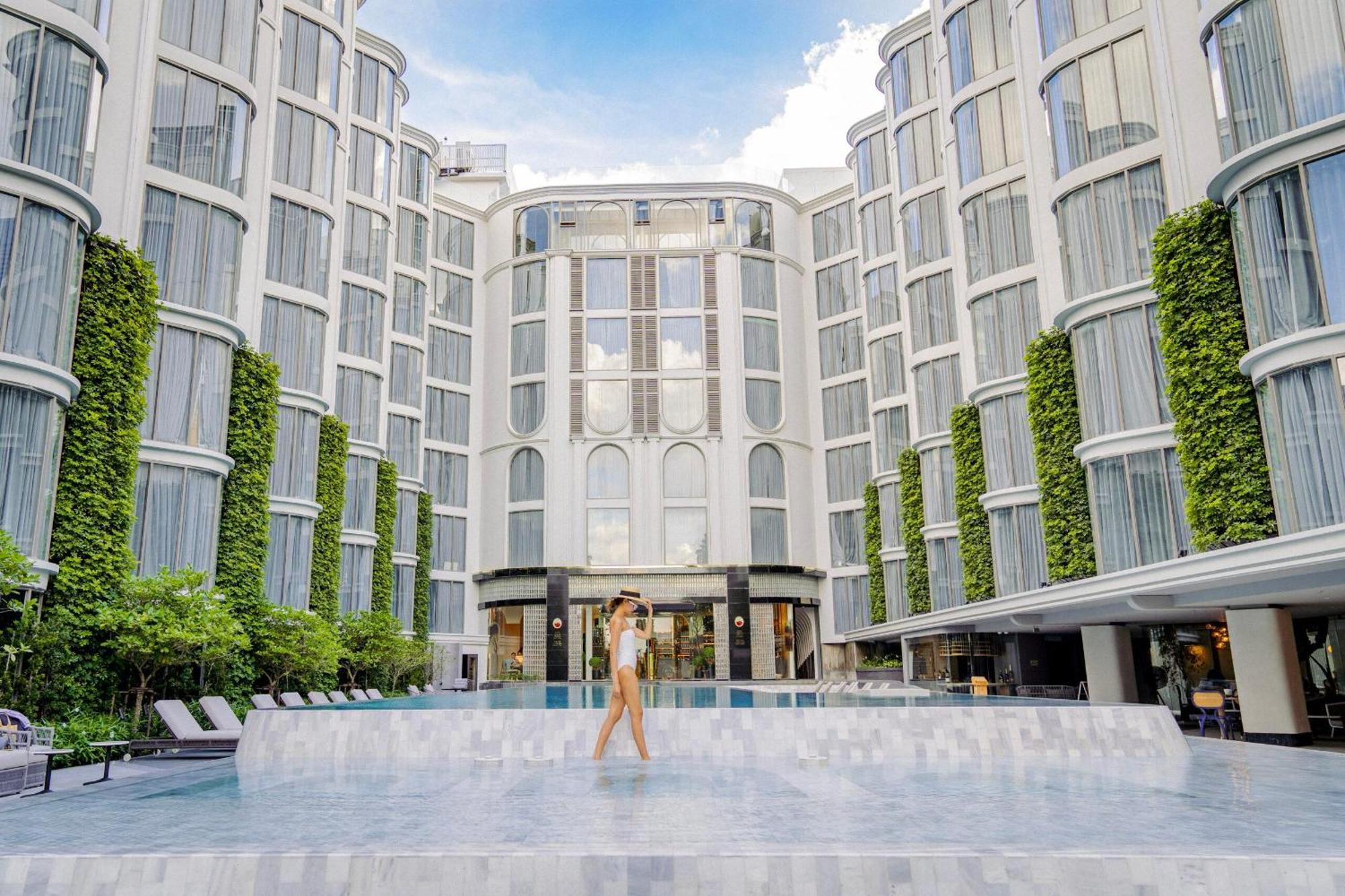 The Salil Hotel Riverside Bangkok Banguecoque Exterior foto The hotel's courtyard